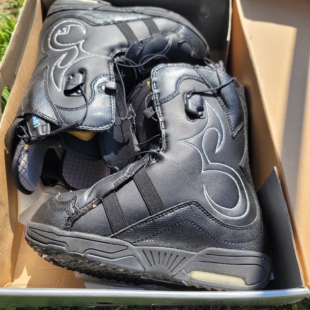 Woman's size 5 Burton boots